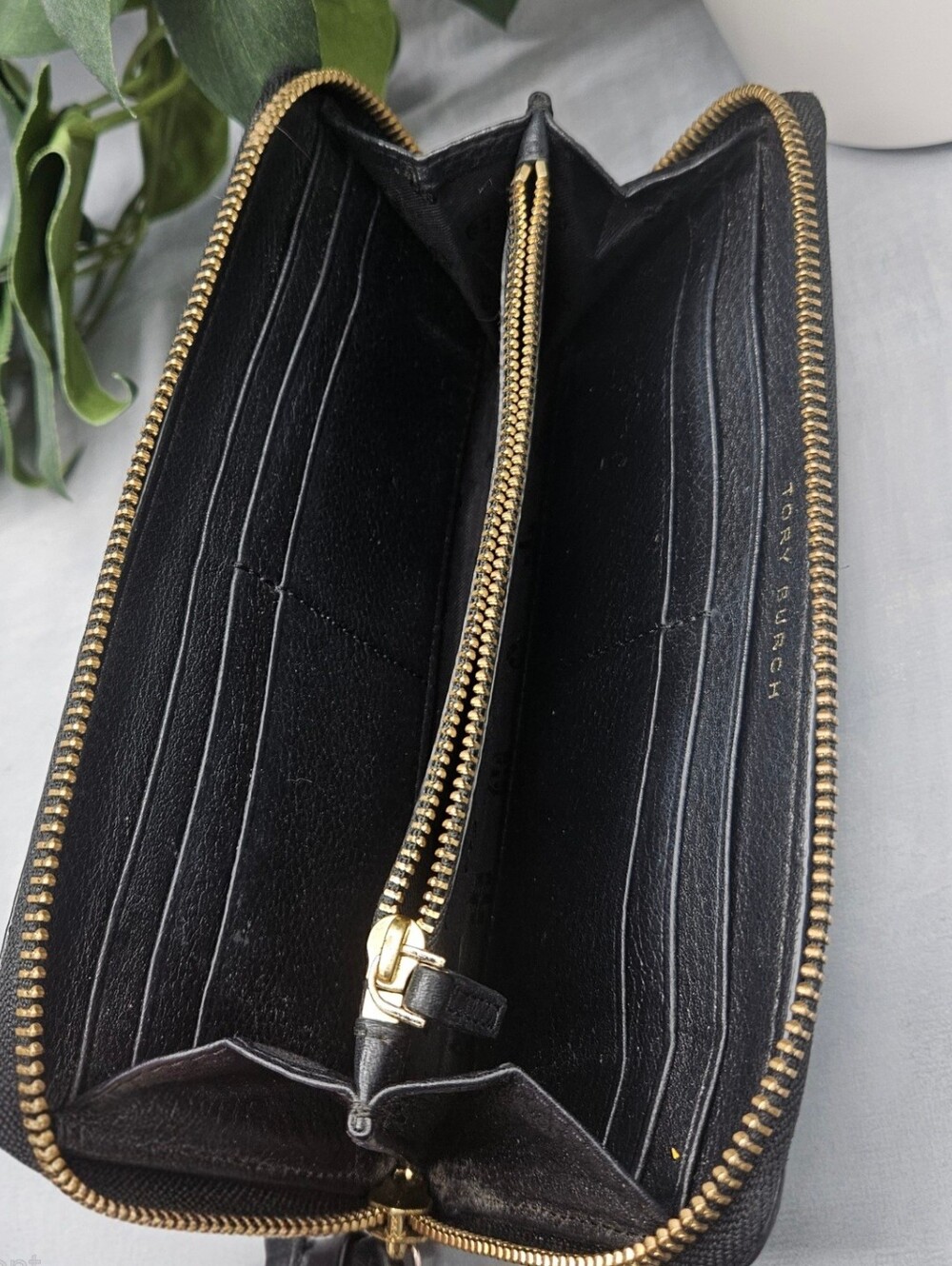 Tory Burch black continental wallet features a prominent embossed logo and leath - Picture 9 of 15